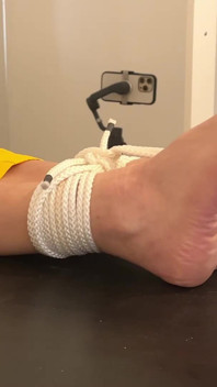 April O'neil yalınayak ve gıdıklıyor