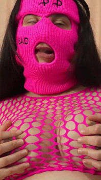 A komt naar mijn appartement met een roze masker en vindt dan de camera en begint me te vernederen en te negeren, en dan
