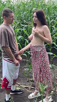 トウモロコシ畑でドレスを着たふしだらな義理の妹を犯し、彼女のお尻に射精しました
