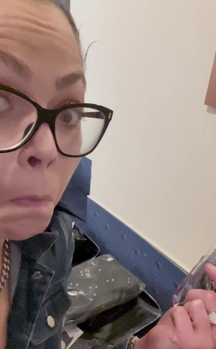 Shione Cooper: Představte mě a moje fetišové věci před focením