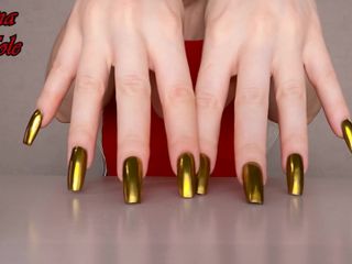 Anna Mole: Fingering, golden nails