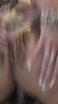 Fiche strette scopata scena 2_costume orgia tra milf in lingerie che condividono sborrate