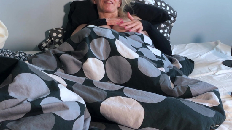 Couplehamster: 我的丈夫发现我是一个婊子，在他不在的时候和陌生人在直播中 1/9