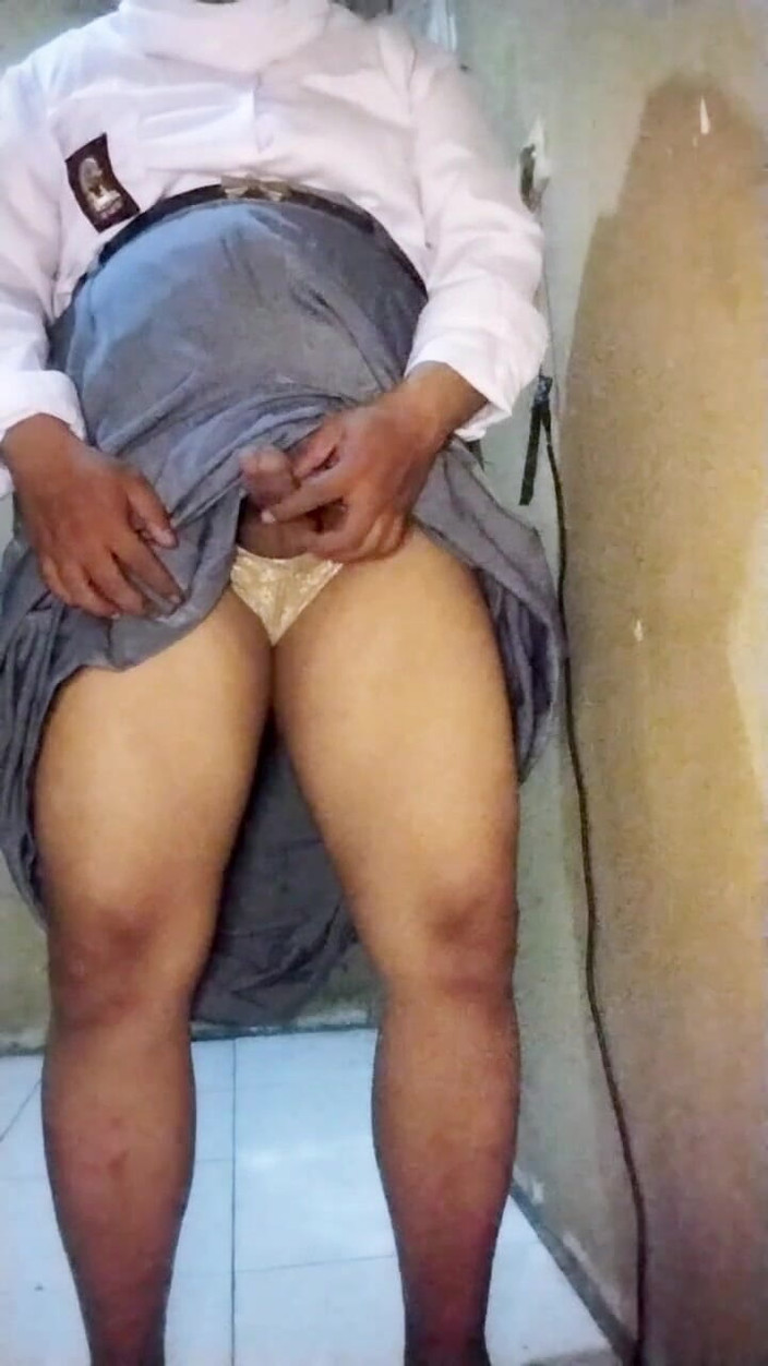 Ivvy Crossdresser: Hijab Waria usa uniforme do ensino médio (novamente), realiza as fantasias...