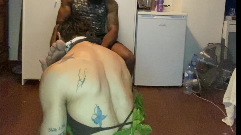 Wesley Bull: Dobrze wyszkolony uległy cieszący się moimi stopami