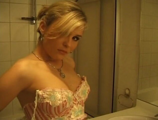 Flash Model Amateurs: Si blonde bertetek kecil bermain dengan dirinya di bilik air