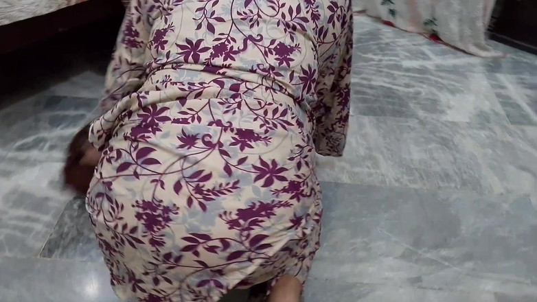 QueenbeautyQB: Индийский муж занялся сексом со своей красивой горничной в отсутствие его жены