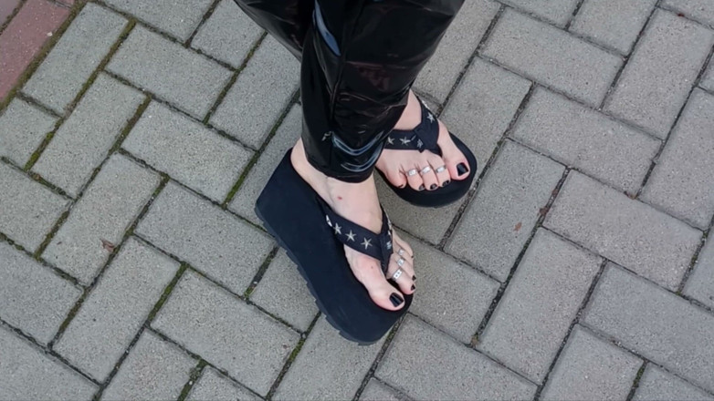 Heelex: Travestiet in latex legging en platformstrings