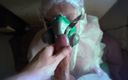 Eva Grant: 戴着防毒面具和手套的女人撸管并吮吸。H