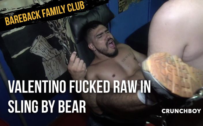 Bareback family club: Valentino穿着吊索被熊生性交