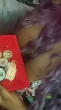 Una miLF arrapata sposata ha succhiato i nostri due cazzi e ha chiesto la nostra sborra sul suo cibo 1