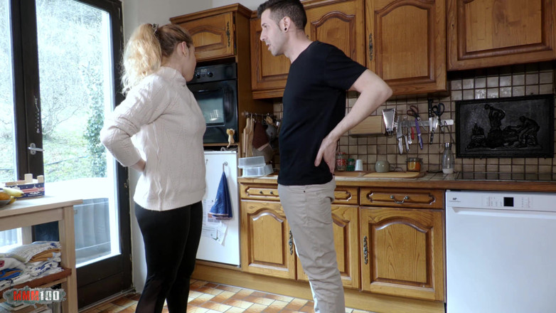 MMM100: Nádherná prsatá španělská blonďatá MILFka Tania Villalobos je ošukaná v kuchyni