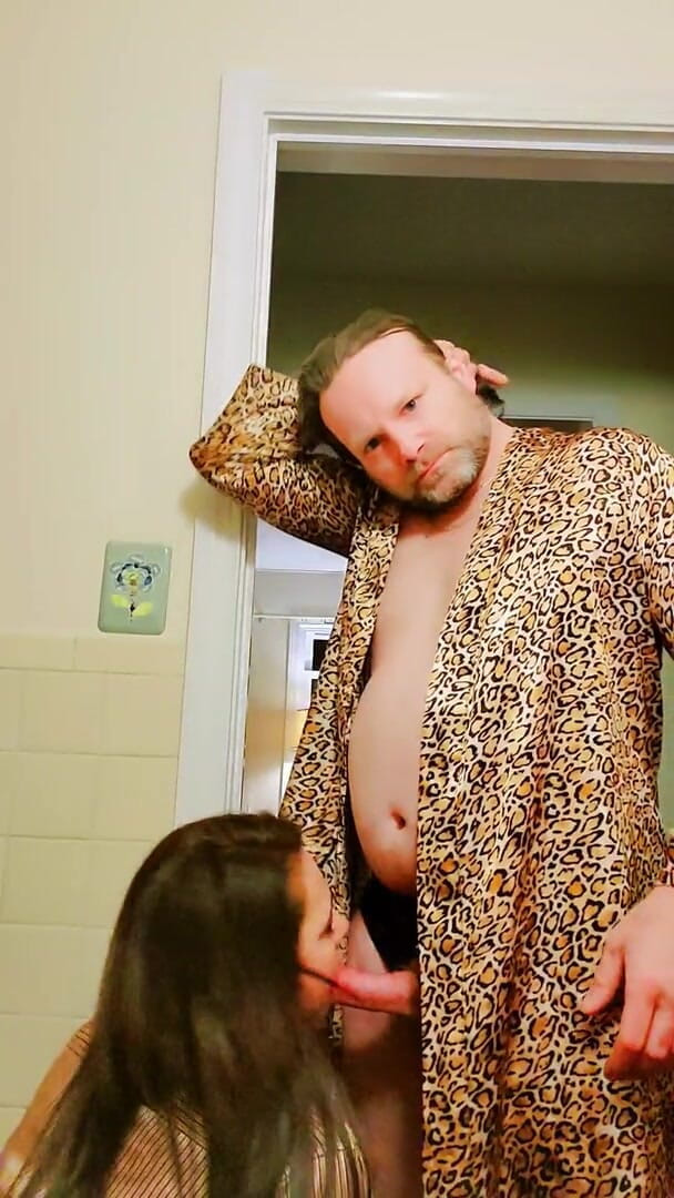 Satin Fetish King: 빨고 따먹히는 금색 새틴 블라우스 밀프