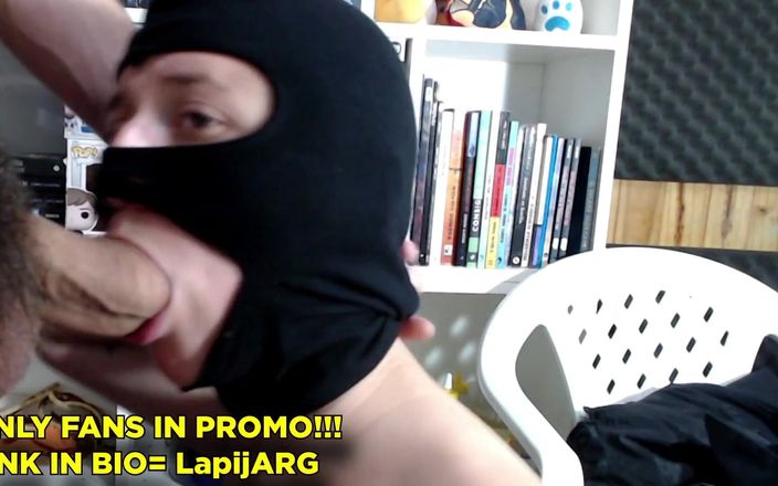 LapijARG7: 我的朋友用阿根廷长鸡巴吮吸我的阴茎，丰满和大屁股阿根廷