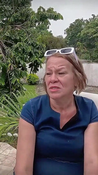 Pervertida abuela contrata a un joven jardinero y termina follándolo duro por el culo