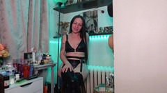 Raven Willow: Minik penisin sadece parmaklama için sertleşiyor