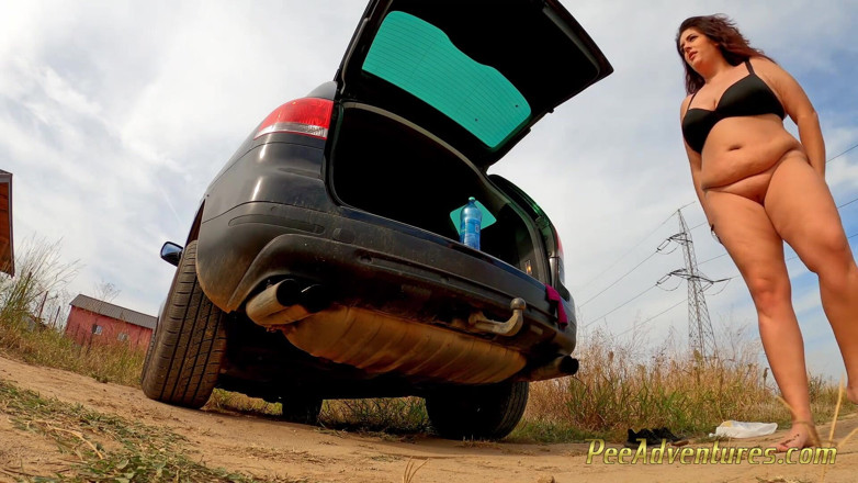 Pee Adventures: Une grosse brune fait pipi dans la nature