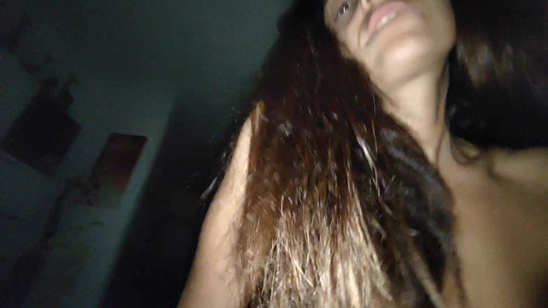 Ferrero anal experience: 穿着睡衣的妻子在房间里和一个朋友默默地做爱