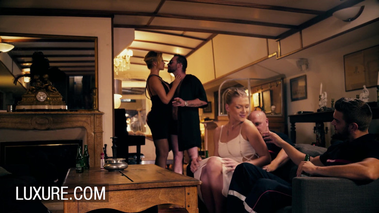 Luxure: Orgia e sesso anale con splendide ragazze