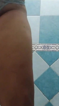 Tia di bilik mandi, saya menemui video ini pada telefon bimbitnya