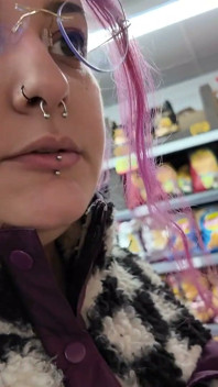 Une grosse nana se fait baiser dans un supermarché devant une exposition publique embarrassante