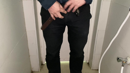 Great J: Crucero de un chico de oficina heterosexual en un baño...