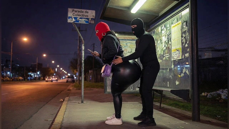 Animate golden: Femeie latino cu curul mare în pantaloni de piele strâmți la...