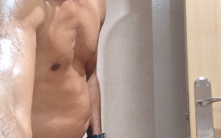 Boy top Amador: Güzel bir banyo yapıyor