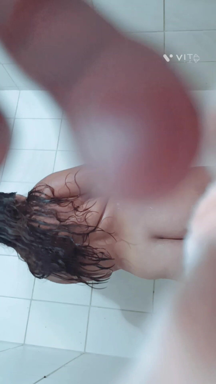 Kamila6922: Styvmamma badar med sin styvson och ger honom sin lilla...