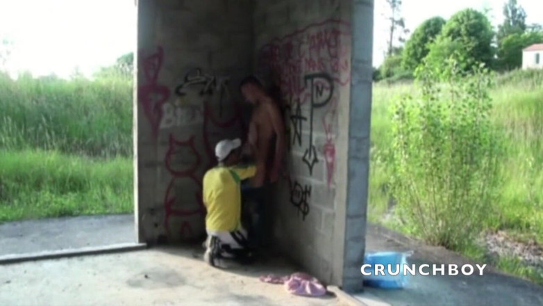 EXHIB BOYS: Dwie seksowne francuskie twinks ruchają się w exhib na świeżym powietrzu