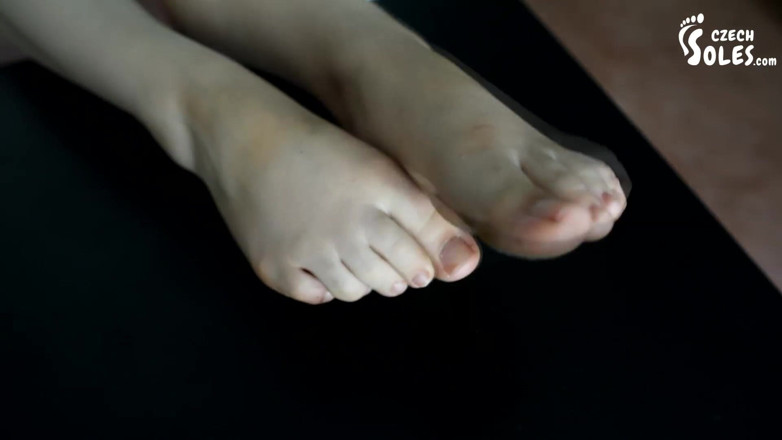 Czech Soles - foot fetish content: Plimbare desculță și picioarele murdare sexy ale Annei!