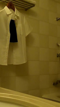 Härlig charm stjäl scenen när en Cosplay-önskan leder till en vild gruppsession som spiraler