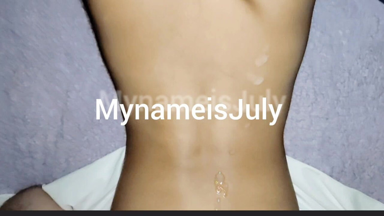 MynameisJuly: Ella entra en mi casa y la convence de chuparme...