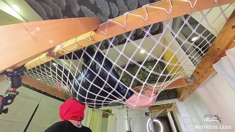 Mistress Legs: Hamac zeiță Venerare partea 2 - Limba sclav alunecă ușor pe pizda...