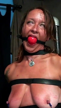 La MILF Rose, orgasme au bar