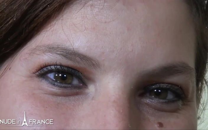 Nude in France: 夫は任務に出かけ、フィービーはホームセックステープのためにマックスを呼びました!