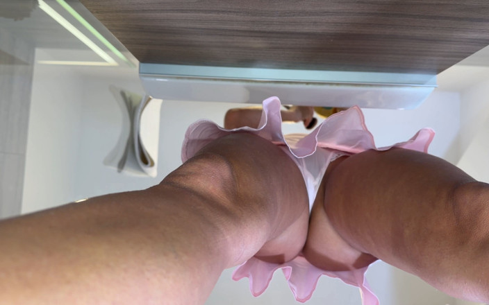 Under Her Skirt: Heerlijk mooie hete tengere blondine wordt verveeld en thuis geneukt,...