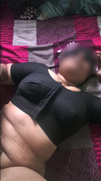 Seksowna gospodyni Desi w czarnej bluzce Ciężko jebana i cipki zalana