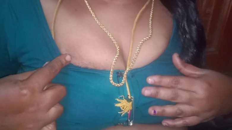 Vaishnavi vaishu: Tamil ciocia ściska piersi, gdy jest sama i nie jest w...