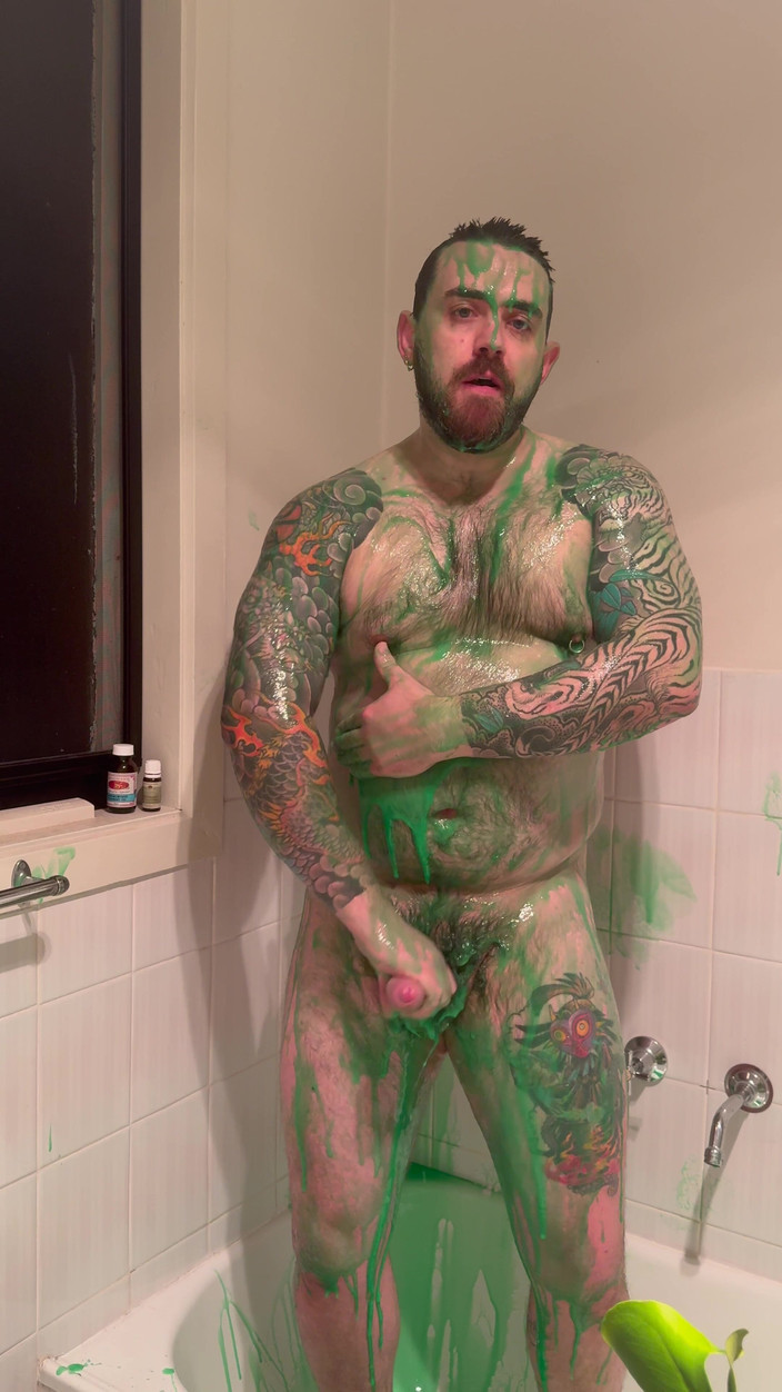 Keller Wolfe: Urso gordo se cobre em slime e se masturba