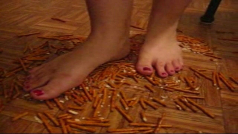 Sexy Amateurz: Crushing pretzels