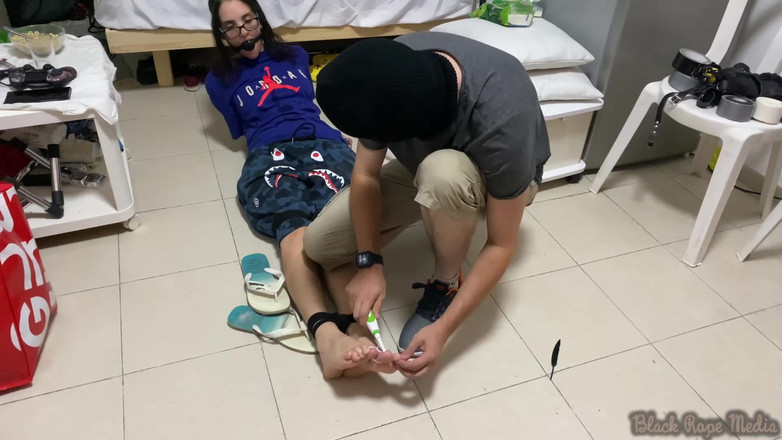 Miriam Slave: Miriam Svázaná, lechtá a kouří