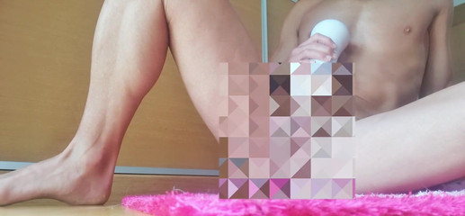 Hotsportfitboy: Masturbuje a hrbí vibrátor fleshlight s mým ptákem, dokud se...