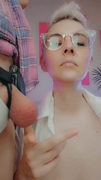 Emily dotyka swoich piłek w Chastity Cage i pokazuje swoje piersi