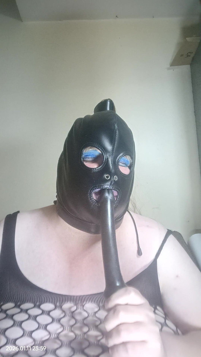 Stephanie-Nicole-TV: Grandota tv chupa consolador y golpea sus mejillas también