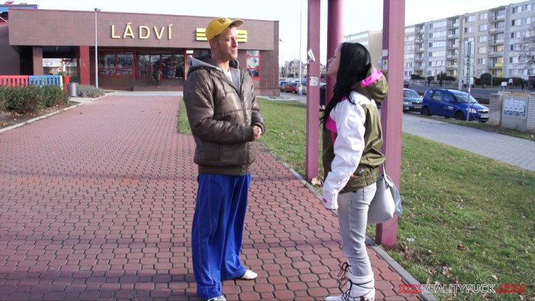 Czech Pornzone: Wildkatze will schwanz drinnen