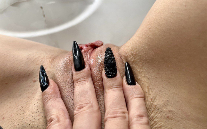 Julia domaina: Довгі чорні нігті грають з сосками, така мокра пизда, шкіра і дупа, з мереживними трусиками