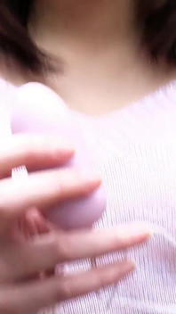 La teen asiatica mihono viene toccata all'appuntamento all'aperto a casa e riceve un pompino