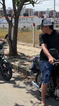 I Find a Sexy Big Ass Girl with Her Motorcycle Stranded so I Decide to Help Her and in Return She Lets Me Give