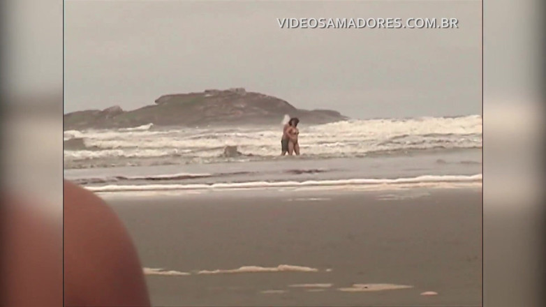 Amateurs videos: Pasangan tanpa malu berkongkek di laut cetek
